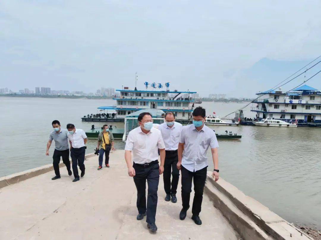 守护亿博电竞 亿博官网一江清水永续向东流：鄂城区夏鑫区长巡江督流域安全(图1)