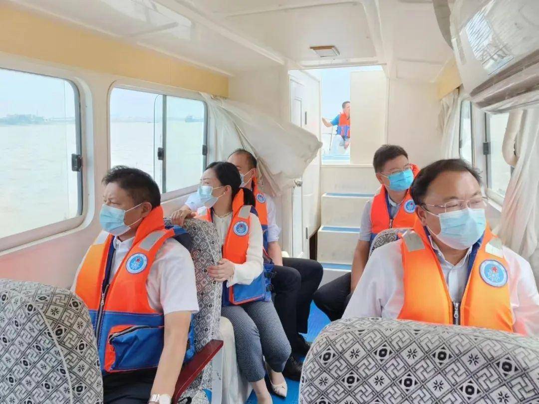 守护亿博电竞 亿博官网一江清水永续向东流：鄂城区夏鑫区长巡江督流域安全(图2)