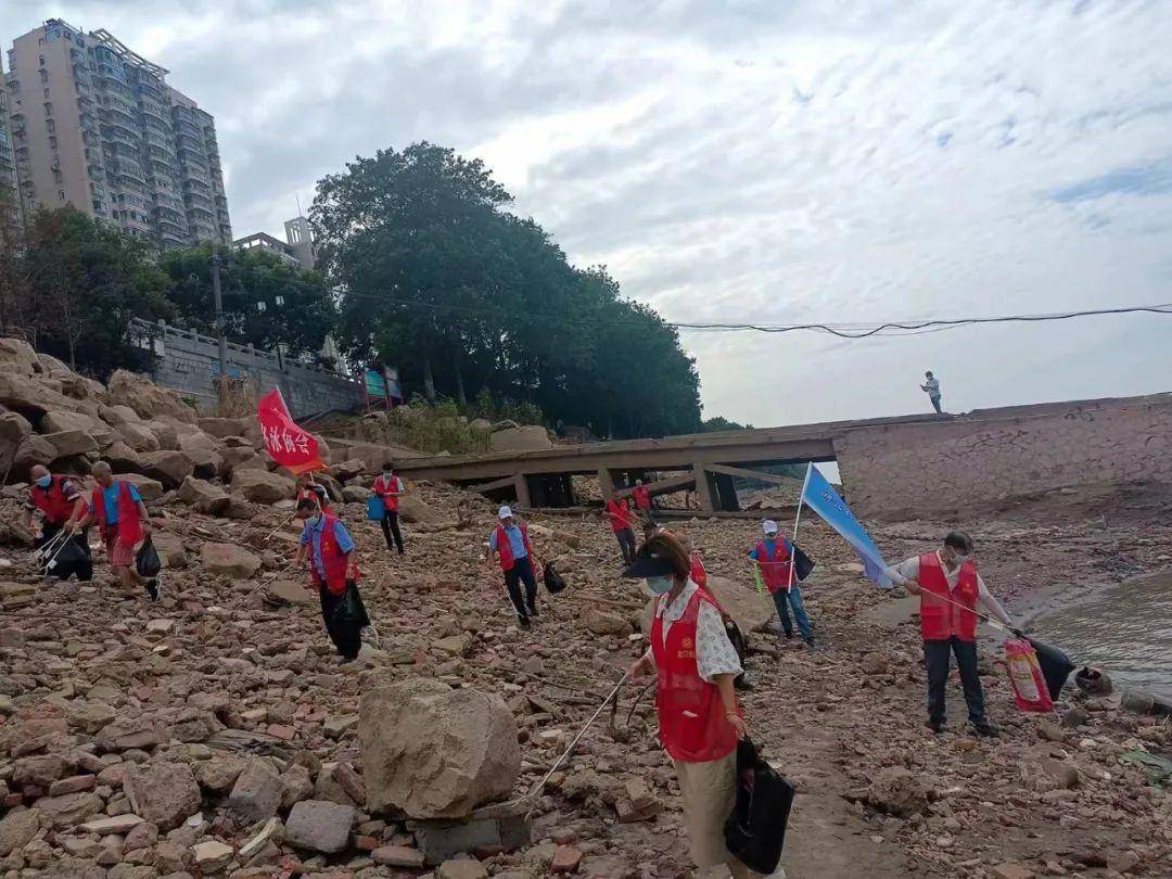 守护亿博电竞 亿博官网一江清水永续向东流：鄂城区夏鑫区长巡江督流域安全(图5)