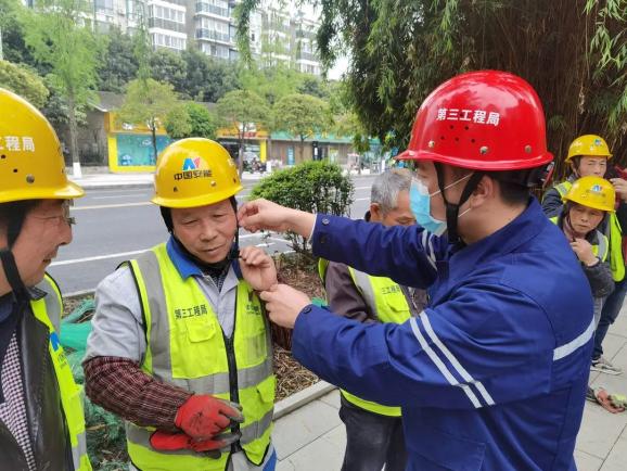 亿博电竞 亿博官网一线人物风采丨记中国安能三局青白江城区工程项目部安全环保部部长——刘伟(图2)