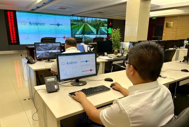 震后他们迅速行动确保城市安全运行……亿博电竞 亿博官网(图1)