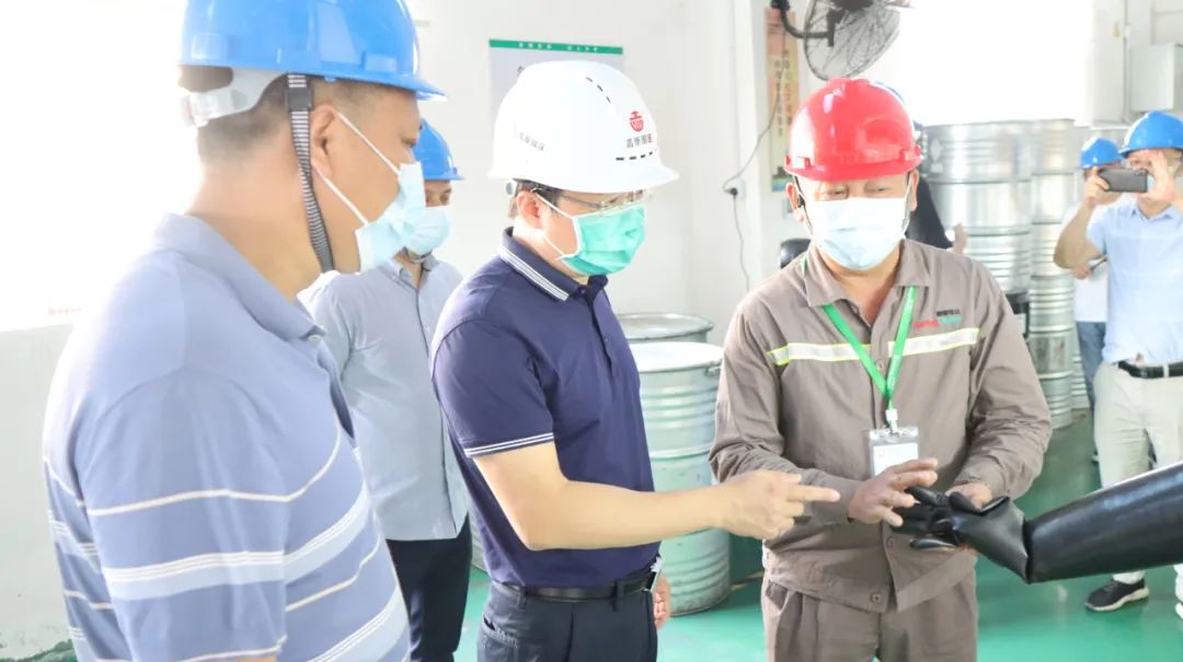喻军中秋假期走访调研企业时强调：要把防疫、安全与环保工作挂在心上、抓在手上、落实在具体行动中推动“黄金季”变成“丰收季”亿博电竞 亿博官网(图2)