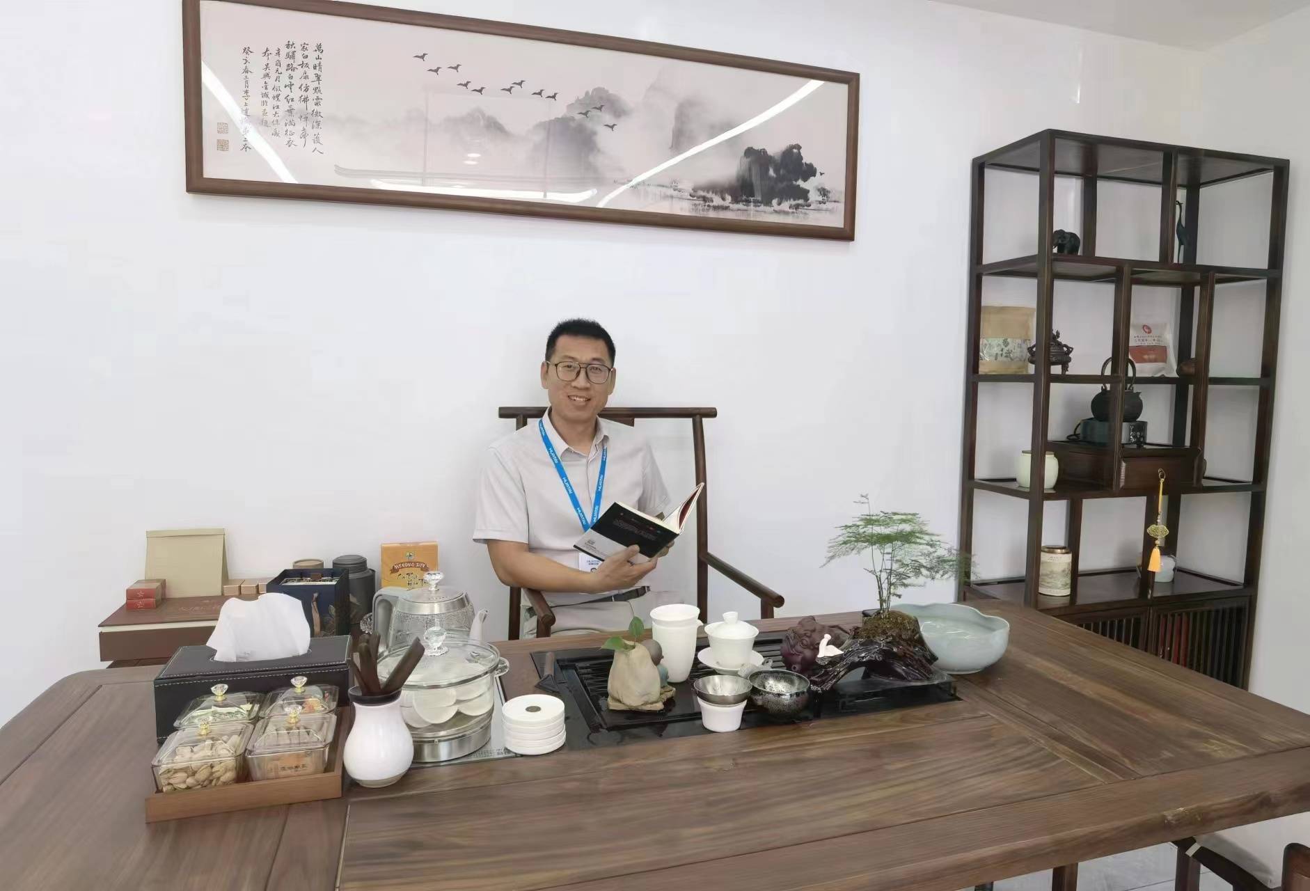 勇做环保先锋 彰显大爱义举——访亿博电竞 亿博官网辽宁华泰环保科技集团有限公司董事长朱洪岐(图1)