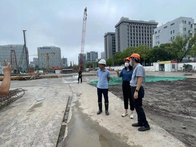 亿博电竞 亿博官网吹响集结号 虹梅街道联合多部门开展园区“防疫情、稳经济、保安全”联合行动(图7)