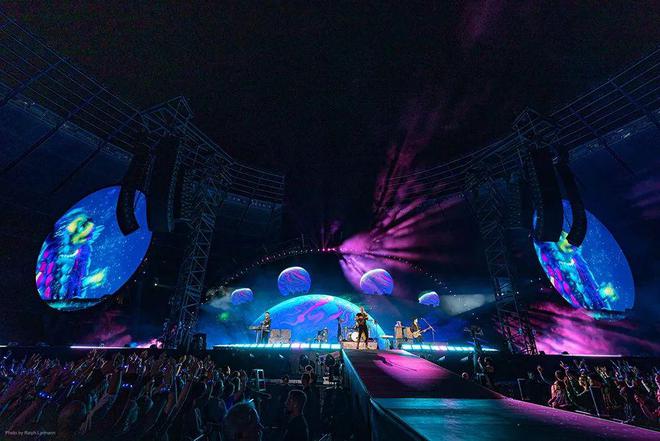 亿博电竞 亿博官网在瑰丽宇宙中节能减排走进Coldplay“Music of the Spheres”巡演幕后的光影故事(图3)
