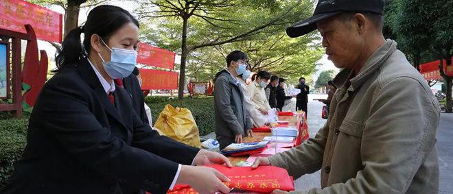 亿博电竞 亿博官网【2022-127】维护国家安全 筑牢人民防线--天等法院开展《反间谍法》普法宣传活动(图3)