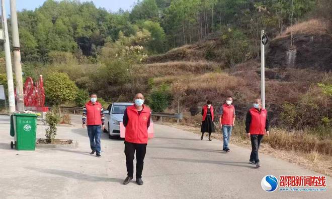 新邵县亿博电竞 亿博官网雀塘镇：“疫”线员红筑牢疫情防控安全墙(图1)