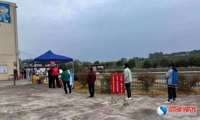 新邵县亿博电竞 亿博官网雀塘镇：“疫”线员红筑牢疫情防控安全墙(图3)