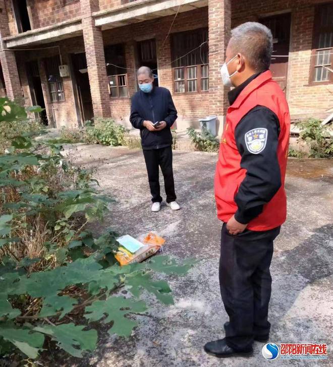 新邵县亿博电竞 亿博官网雀塘镇：“疫”线员红筑牢疫情防控安全墙(图4)
