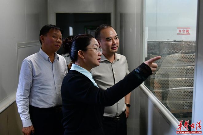 亿博电竞 亿博官网湘潭市丨雨湖区领导督查辖区企业安全生产工作(图2)