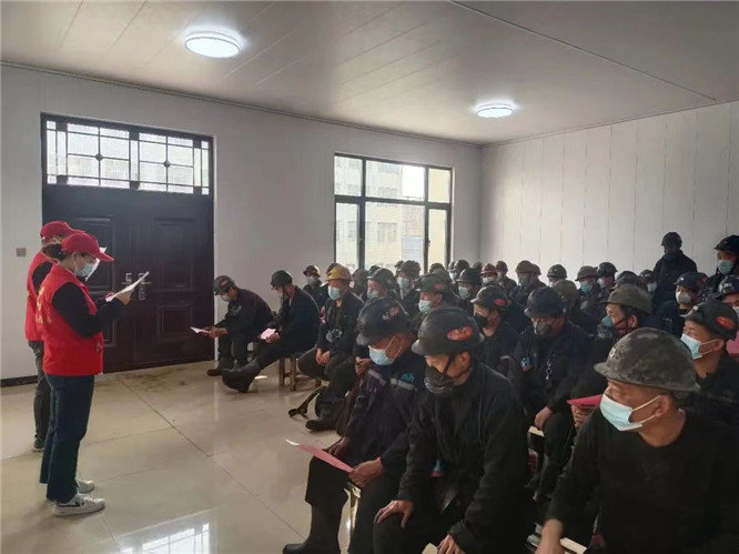 亿博电竞 亿博官网永煤集团洛阳煤业团委：那一抹最美“志愿红”(图2)