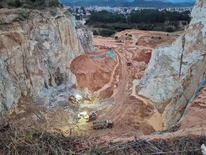 福建仙游一矿亿博电竞 亿博官网山“一面墙” 式开采 或涉重大安全隐患(图1)