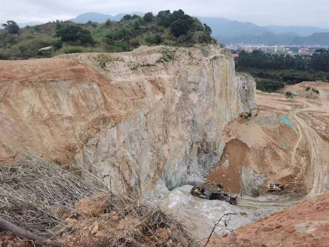 福建仙游一矿亿博电竞 亿博官网山“一面墙” 式开采 或涉重大安全隐患(图2)