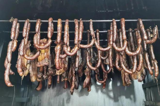 亿博电竞 亿博官网腊味香年味渐浓！怎么熏制安全又环保？(图6)
