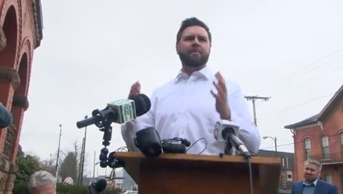 亿博电竞 亿博官网事发13天后环保局长终现身美记者：我请他喝杯自来水他拒绝了(图4)