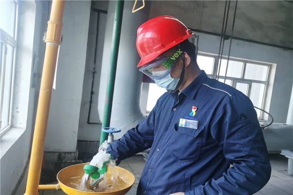 立足本职善作为 亿博电竞 亿博官网履职尽责保安全——记华泰公司烧碱车间安全组组长、环保先进个人马志斌(图1)