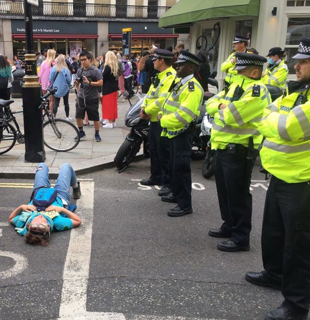 节能减排靠亿博电竞 亿博官网喊？环保抗议者频繁英国却激励中国减排(图1)