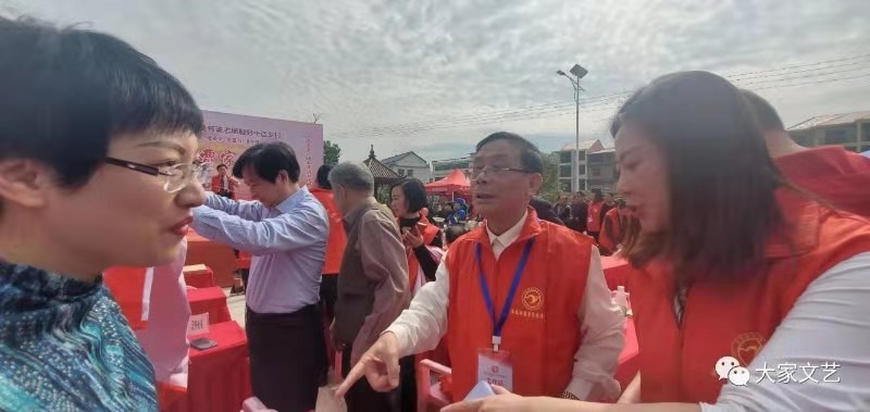 散文丨谭谈：乡间城区红马甲亿博电竞 亿博官网(图2)