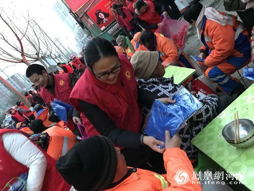 亿博电竞 亿博官网500幅春联送给环卫工人(图1)