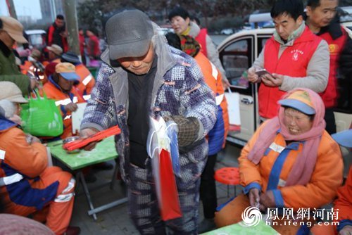 亿博电竞 亿博官网500幅春联送给环卫工人(图3)