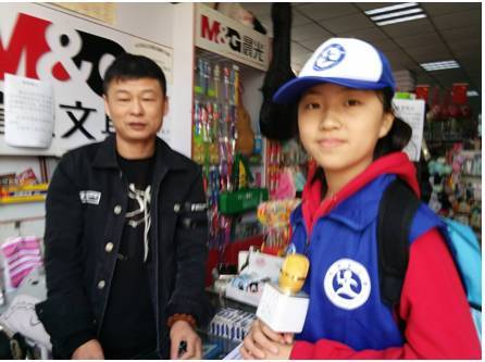 【优秀稿亿博电竞 亿博官网件】大手携小手 共同保护我们的这片蓝天(图1)