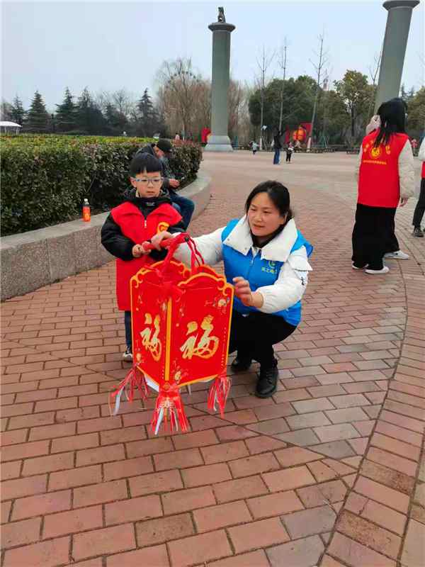 亿博电竞 亿博官网旧物改造红灯笼 环保灯谜闹元宵(图1)