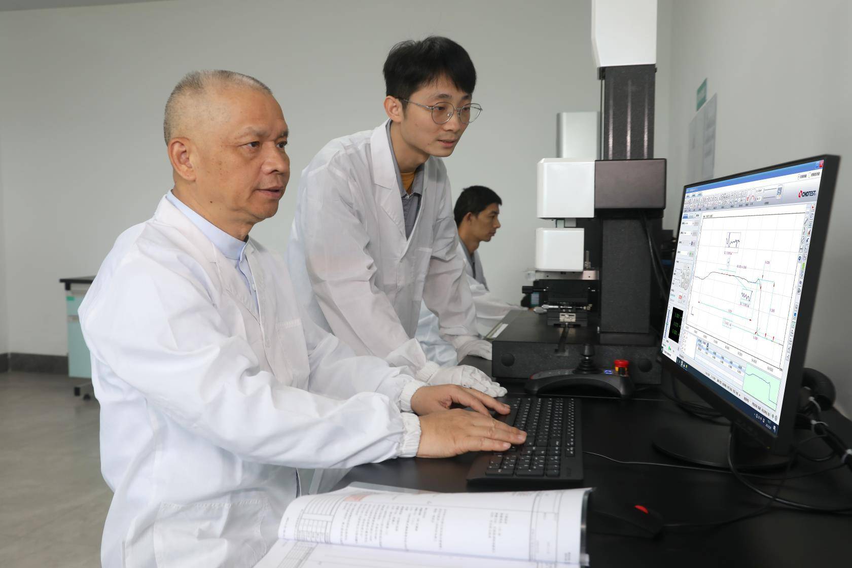 亿博电竞 亿博官网先进储能材料国家工程研究中心首席科学家钟发平 为节能减排贡献个人智慧(图1)
