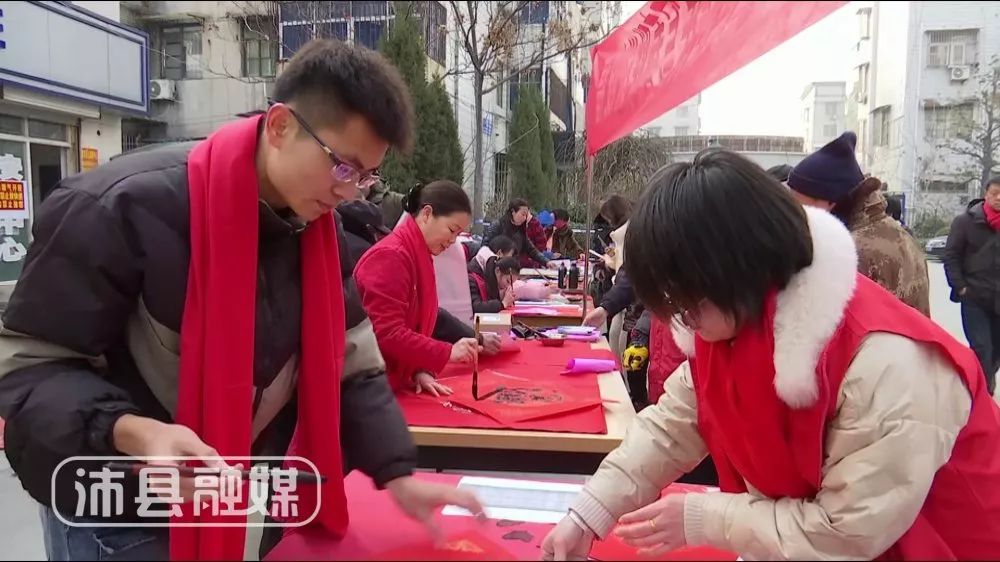 亿博电竞 亿博官网现写现送！沛县居民贴的近千副春联出自他们手中(图4)