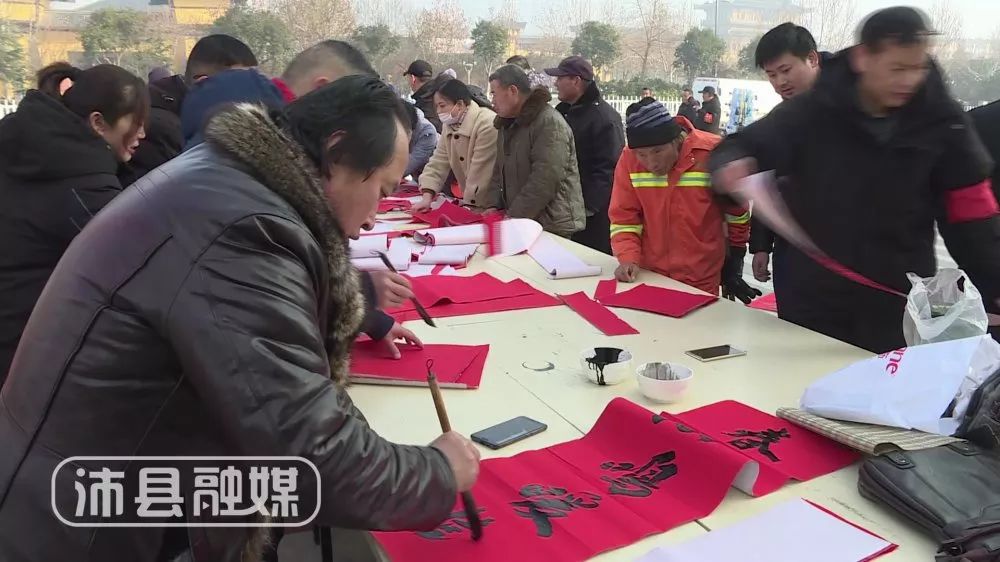 亿博电竞 亿博官网现写现送！沛县居民贴的近千副春联出自他们手中(图6)