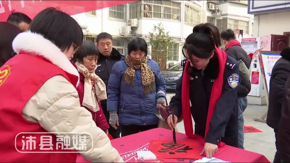 亿博电竞 亿博官网现写现送！沛县居民贴的近千副春联出自他们手中(图7)