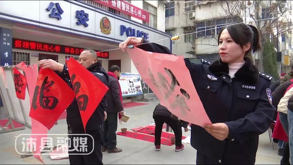 亿博电竞 亿博官网现写现送！沛县居民贴的近千副春联出自他们手中(图8)