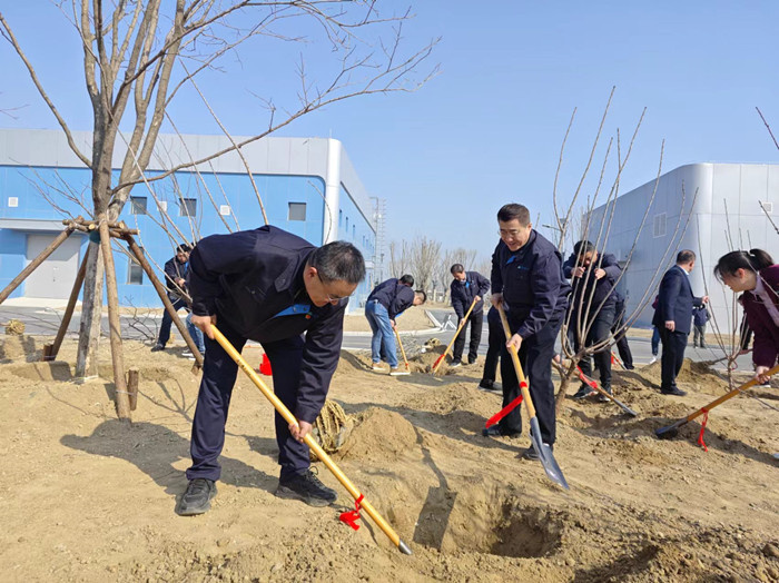 亿博电竞 亿博官网济南水务集团团委用直播吹响植树“集结号”_泉城新闻_大众网(图4)