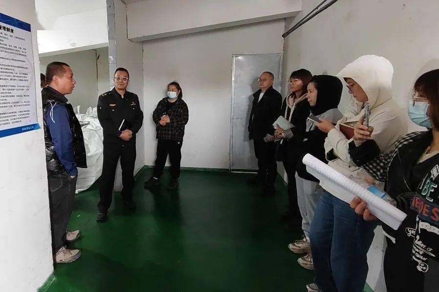 亿博电竞 亿博官网筑牢安全防线 守住环保底线——交通运输综合行政执法大队开展汽修行业安全环保提升专题培训(图6)