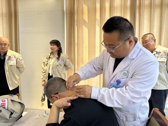 亿博电竞 亿博官网中沥公司健康安全环保部支部：建引领办实事健康义诊进企业(图1)
