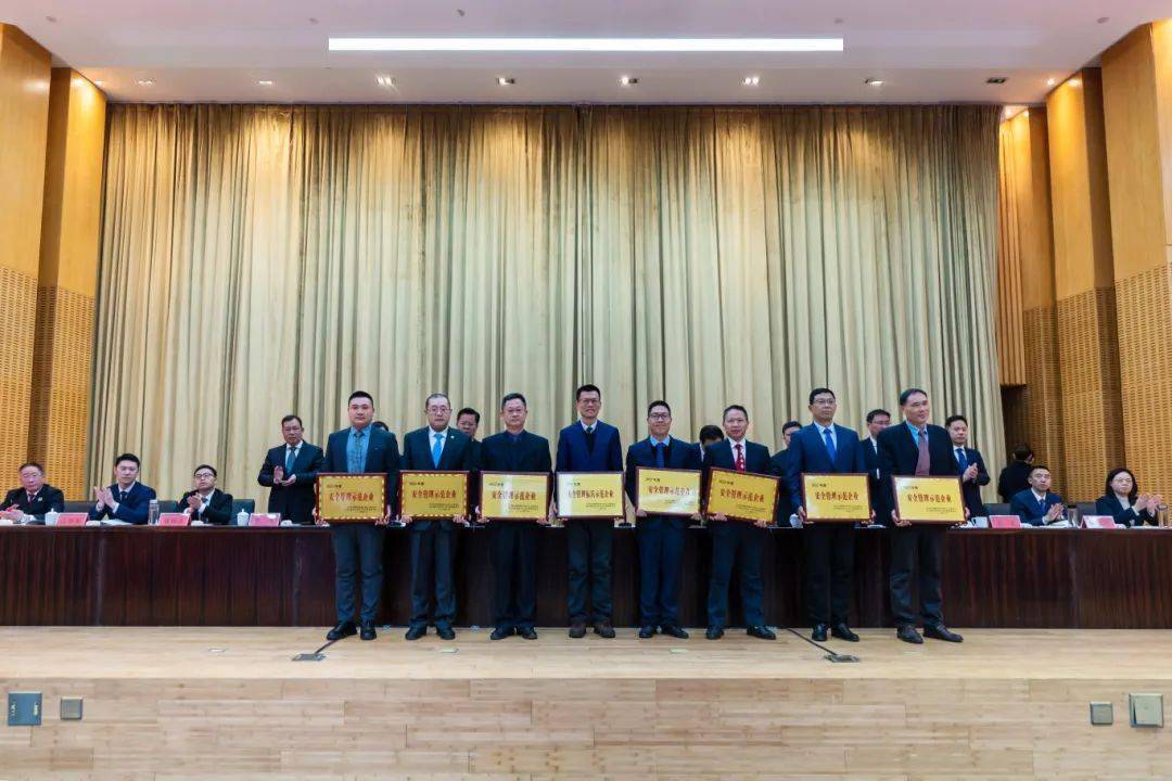 亿博电竞 亿博官网全区优化营商环境暨安全环保工作会议召开(图3)