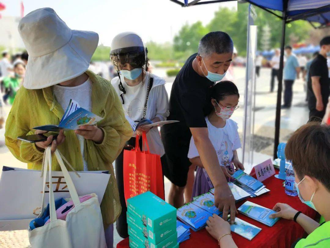 亿博电竞 亿博官网市生态环境局参加2022年“安全生产月”宣传咨询日活动(图2)
