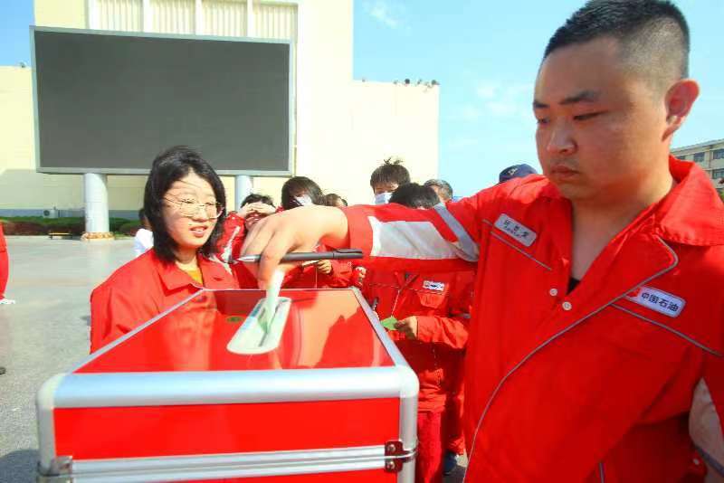 亿博电竞 亿博官网中国石油辽河油田茨采厂：“安全生产月”宣传咨询日活动精彩纷呈(图3)